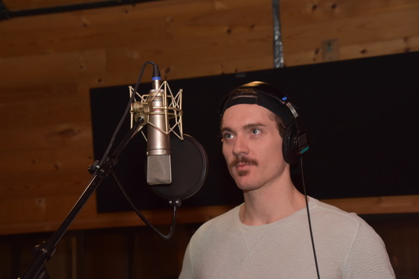 BWW Exclusive: FROZEN Cast Goes Acoustic for Carols for A Cure Image