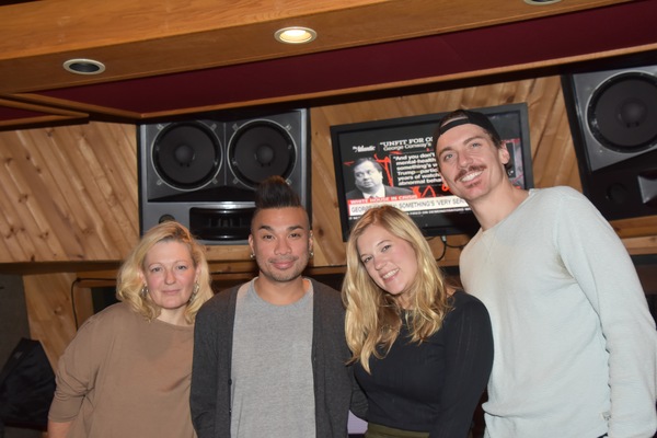 BWW Exclusive: FROZEN Cast Goes Acoustic for Carols for A Cure  Image