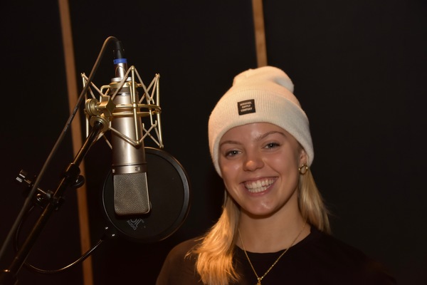 BWW Exclusive: MEAN GIRLS Stars Kyle Selig and Renee Rapp Warm Up to Sing Carols For A Cure Image