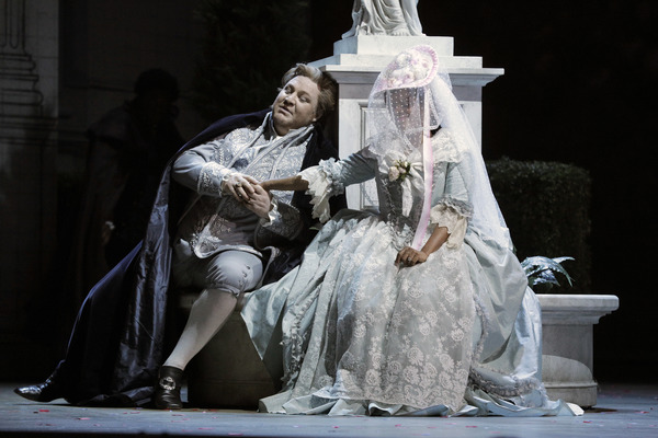 Levente MolnÃ¡r as Count Almaviva and Nicole Heaston as the Countess (in disguise a Photo