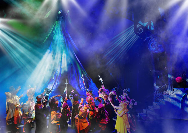 Photo Flash: Get A First Look At The Non-Replica Production of WICKED in Prague Image