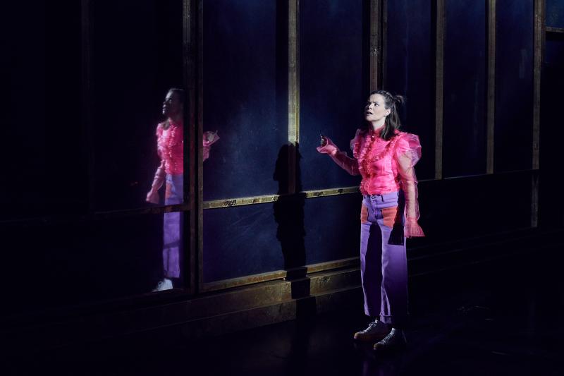 Review: ALICE I VIDUNDERLAND at Nationaltheatret - Wonderfully Crazy Fairytale About Identity Crisis and Longing Image