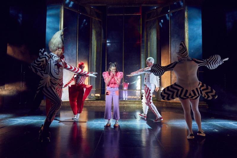 Review: ALICE I VIDUNDERLAND at Nationaltheatret - Wonderfully Crazy Fairytale About Identity Crisis and Longing 