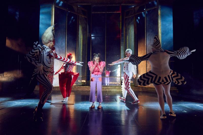 Review: ALICE I VIDUNDERLAND at Nationaltheatret - Wonderfully Crazy Fairytale About Identity Crisis and Longing Image