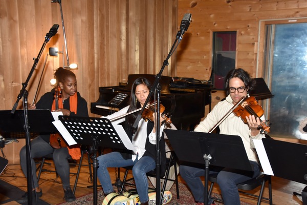 BWW Exclusive: AIN'T TOO PROUD Celebrates the Season by Singing 'Carols For A Cure' Image