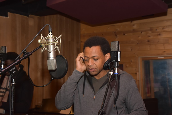 BWW Exclusive: AIN'T TOO PROUD Celebrates the Season by Singing 'Carols For A Cure' Image