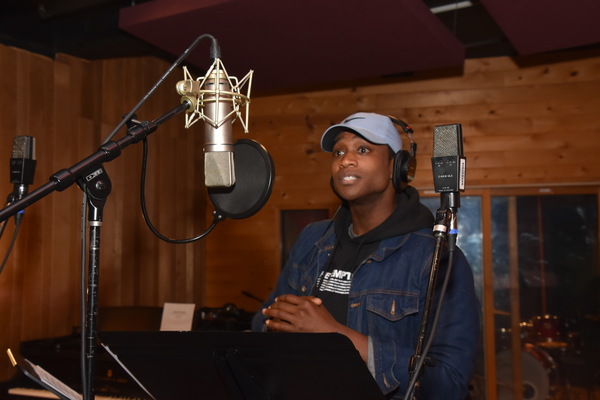 BWW Exclusive: AIN'T TOO PROUD Celebrates the Season by Singing 'Carols For A Cure' Image