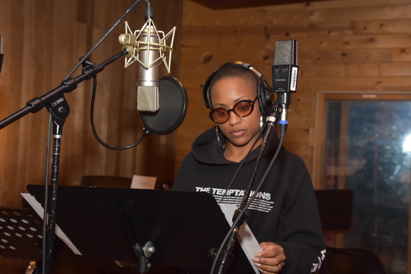 BWW Exclusive: AIN'T TOO PROUD Celebrates the Season by Singing 'Carols For A Cure' Image