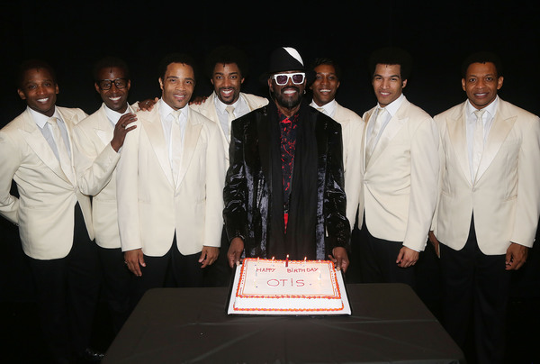  Otis Williams poses  with the show's "Temptations"  Photo