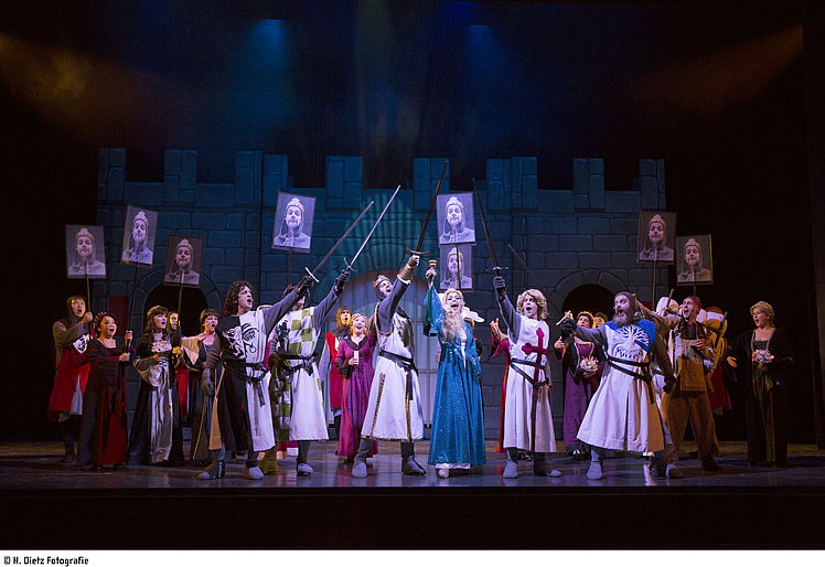 Review: SPAMALOT at Theater Hof 