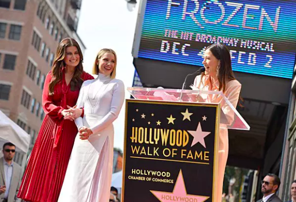 Wake Up With BWW 11/20: A CHRISTMAS CAROL Opens on Broadway, and More! Image