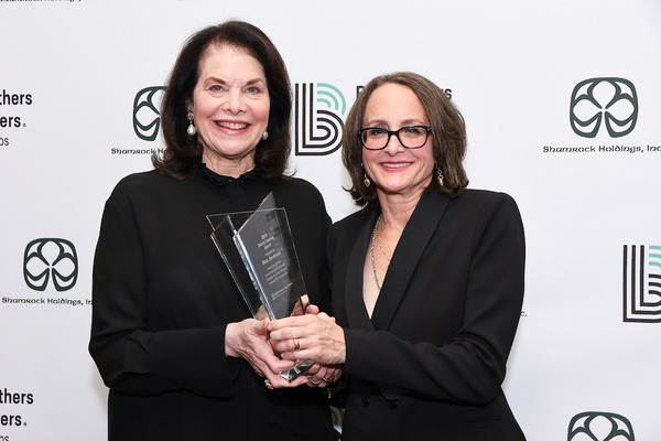 Legendary Sherry Lansing (L) presents award to Nina Jacobson (producer: American Crim Photo
