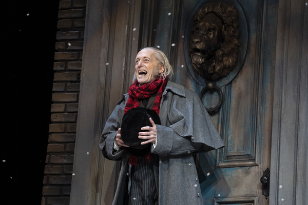 Photo Flash: A CHRISTMAS CAROL Returns To The Goodman Theatre Image