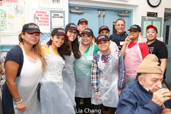 Tony Danza with volunteers Photo
