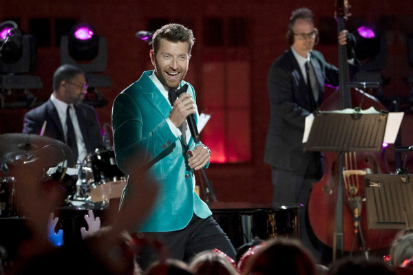 Photo Flash: John Legend, Gwen Stefani, & Brett Eldredge Rehearse for CHRISTMAS IN ROCKEFELLER CENTER Image