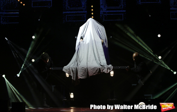 Photo Coverage: THE ILLUSIONISTS - MAGIC OF THE HOLIDAYS Press Preview Image
