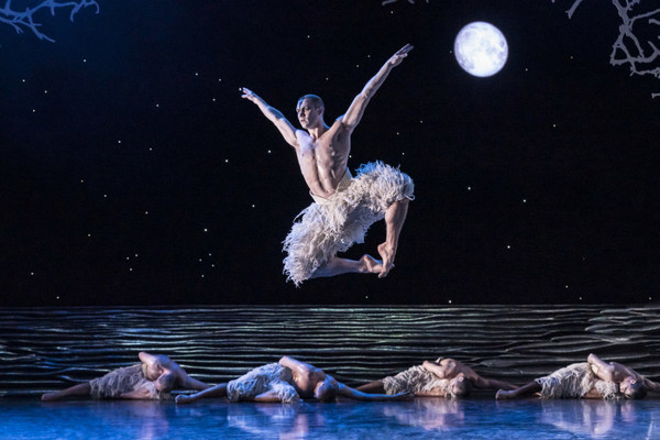 Photo Flash: First Look at Matthew Bourne's SWAN LAKE at the Ahmanson Image