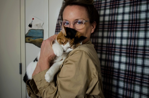 Tails of Broadway: Alice Ripley Cuddles Up with Carly and Suzy Image