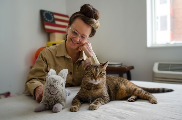 Tails of Broadway: Alice Ripley Cuddles Up with Carly and Suzy Image