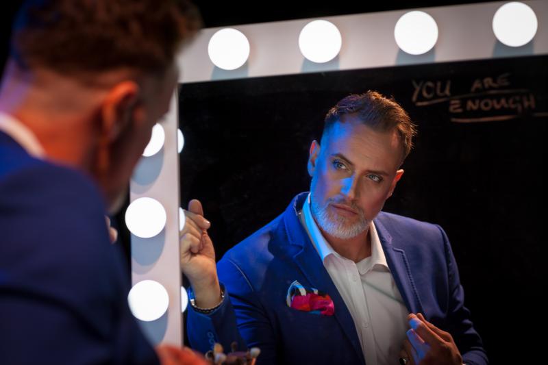 Review: A NIGHT WITH HAYDEN TEE – UP CLOSE AND INTIMATE Shares Heartfelt Expressions Of Well Known Musical Theatre Favourites In A Combination Of Cabaret And Cosmetic 