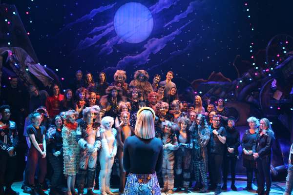 Celine Dion and the cast of CATS Photo