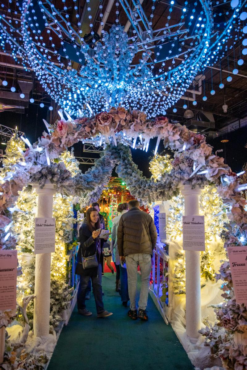 Review: DCPA's CAMP CHRISTMAS is a Festive Selfie Wonderland 