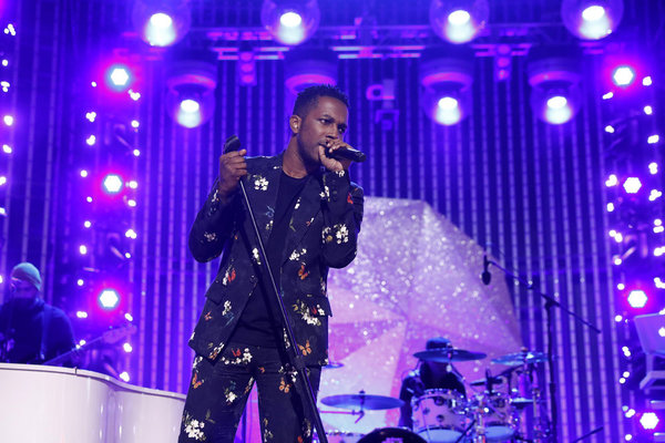 Photo Flash: See Leslie Odom Jr. Perform on NBC'S NEW YEAR'S EVE 2020 Image