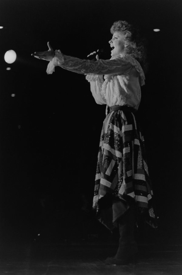 Photo Flash: Reba McEntire's Best Stage Looks! Image