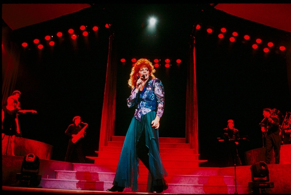 Photo Flash: Reba McEntire's Best Stage Looks! Image