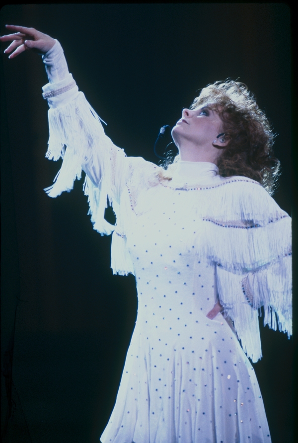 Photo Flash: Reba McEntire's Best Stage Looks! Image