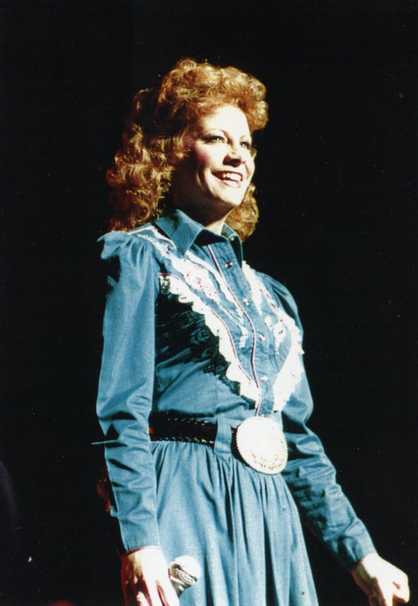 Photo Flash: Reba McEntire's Best Stage Looks! Image