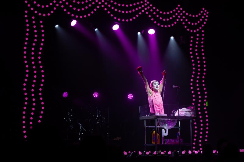 Review: 45 Years After Her Debut, Betty Blokk-Buster Returns To The Stage With BETTY BLOKK-BUSTER REIMAGINED Now Starring Josh Quong Tart 