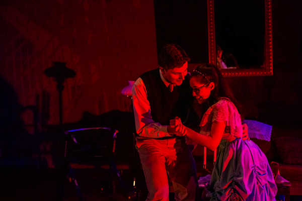 Photo Flash: First Look at The Phoenix Theatre's THE GLASS MENAGERIE Image