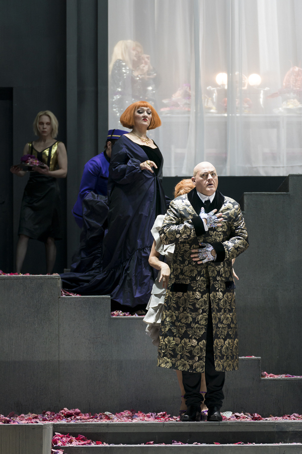 Michaela Schuster (Herodias), John Daszak (Herodes), Tatiana Kuryatnikova (Page der H Photo