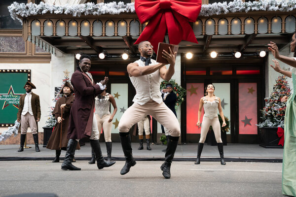 Photo Flash: The Casts of JAGGED LITTLE PILL, HAMILTON, MEAN GIRLS, and AIN'T TOO PROUD Perform at the MACY'S THANKSGIVING DAY PARADE Image