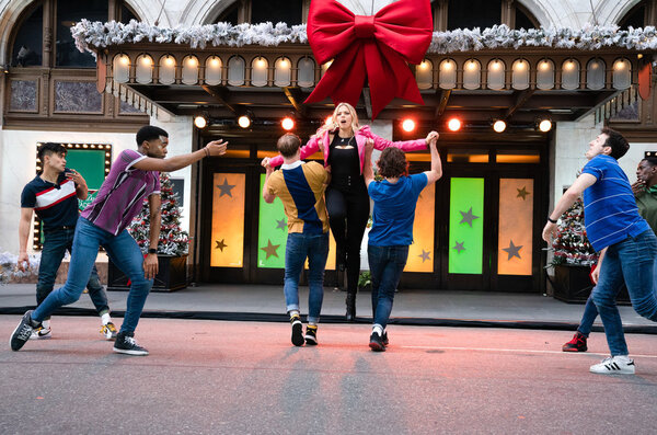 Photo Flash: The Casts of JAGGED LITTLE PILL, HAMILTON, MEAN GIRLS, and AIN'T TOO PROUD Perform at the MACY'S THANKSGIVING DAY PARADE Image
