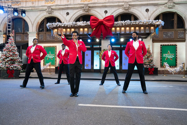 Photo Flash: The Casts of JAGGED LITTLE PILL, HAMILTON, MEAN GIRLS, and AIN'T TOO PROUD Perform at the MACY'S THANKSGIVING DAY PARADE Image