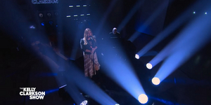 VIDEO: Kelly Clarkson Covers 'Need You Now'