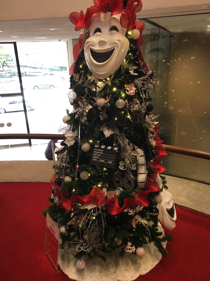 Social Roundup: Our Readers Share Their Theater-Themed Holiday Decor! 