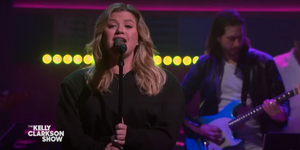 VIDEO: Kelly Clarkson Covers 'Girls Just Wanna Have Fun'