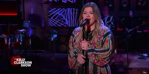 VIDEO: Kelly Clarkson Covers 'Hard Place'