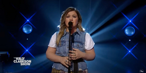 VIDEO: Kelly Clarkson Covers 'Lonely'