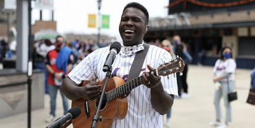 VIDEO: Joshua Henry Performs National Anthem at Mets Opening Weekend Photo