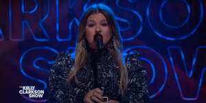 VIDEO: Kelly Clarkson Covers 'Lay Me Down'