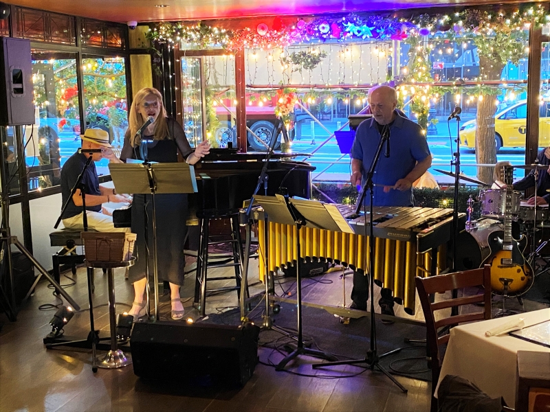 BWW Review: BILL HAYES AND THE JAZZ BANDITS Sweeten A Night Out At The West Bank Cafe 