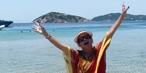 Goldie Hawn Dances to MAMMA MIA in Greece! Video