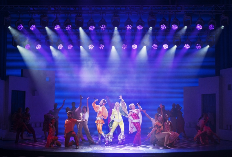 Review: MAMMA MIA! at Folketeatret – Ultimate Feel-Good Show Still