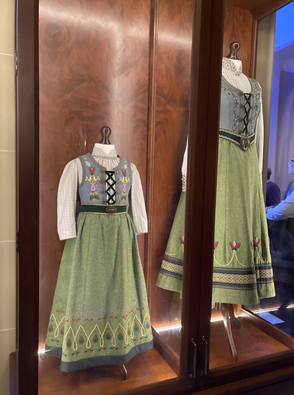Photos: Go Inside the Refurbished Theatre Royal Drury Lane for First Preview of FROZEN Image