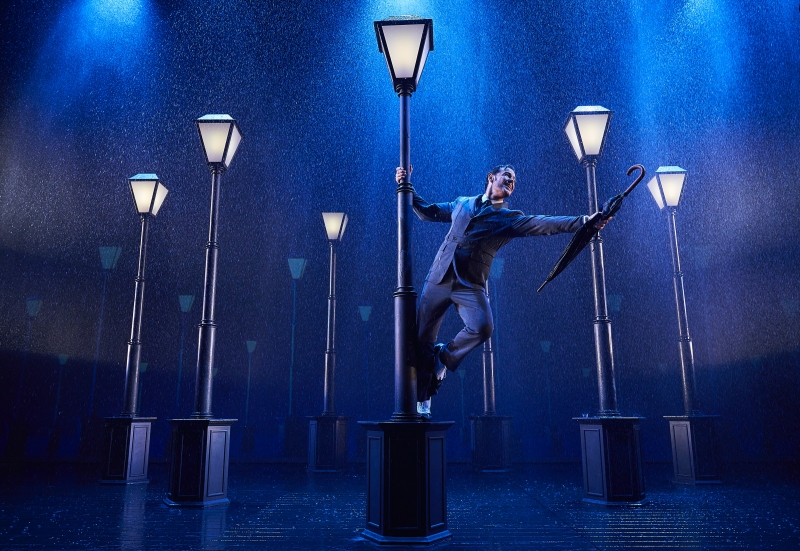 PHOTO: Primera imagen de Iván Labanda en CANTANDO BAJO LA LLUVIA  Image