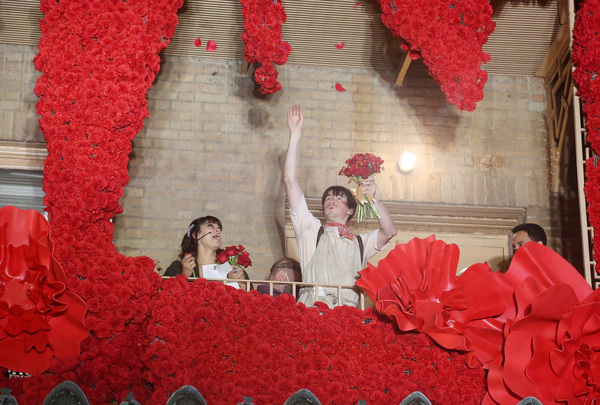 Eva Noblezada and Reeve Carney  Photo